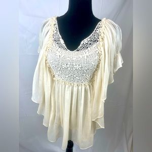 Katherine Floral Flutter-sleeve Top. Size Small